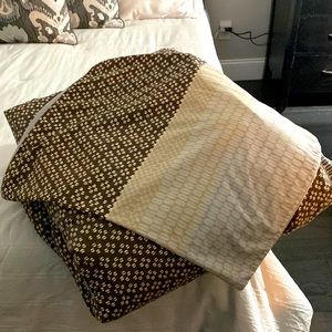 Beautiful washable comforter with shams queen size